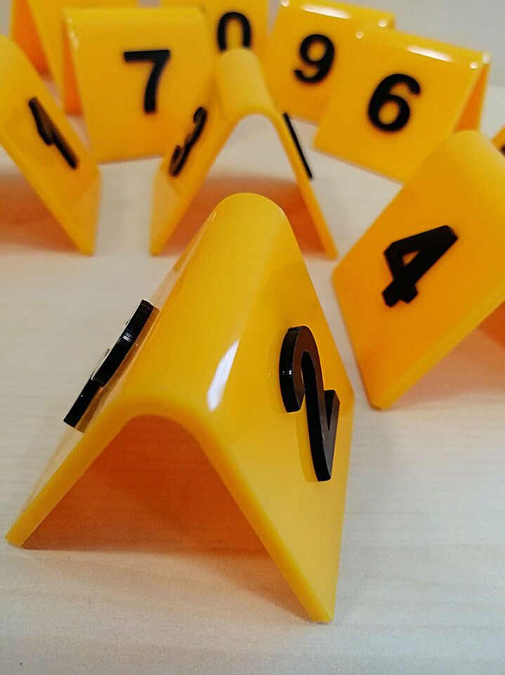 MASA NO 50X50MM (10 LU PAKET) SARI-SİYAH (293) Masa Numaraları, Pleksi Numeratörler, Çift Taraflı Numaralar, Pleksi Numara Takımı
