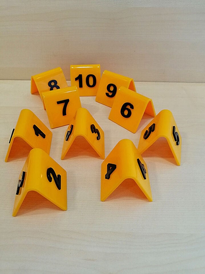MASA NO 50X50MM (10 LU PAKET) SARI-SİYAH (293) Masa Numaraları, Pleksi Numeratörler, Çift Taraflı Numaralar, Pleksi Numara Takımı