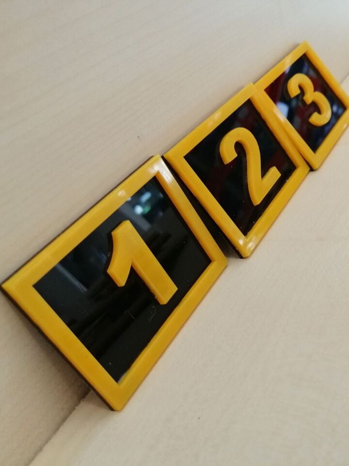 PEÇETELİK NO 5x5CM (15 Lİ PAKET) SİYAH-SARI (7915) 7xMasa Numaraları Peçetelik Numaraları Yapışkanlı Sayılar Pleksi Numeratör Yapışkanlı Sayılar