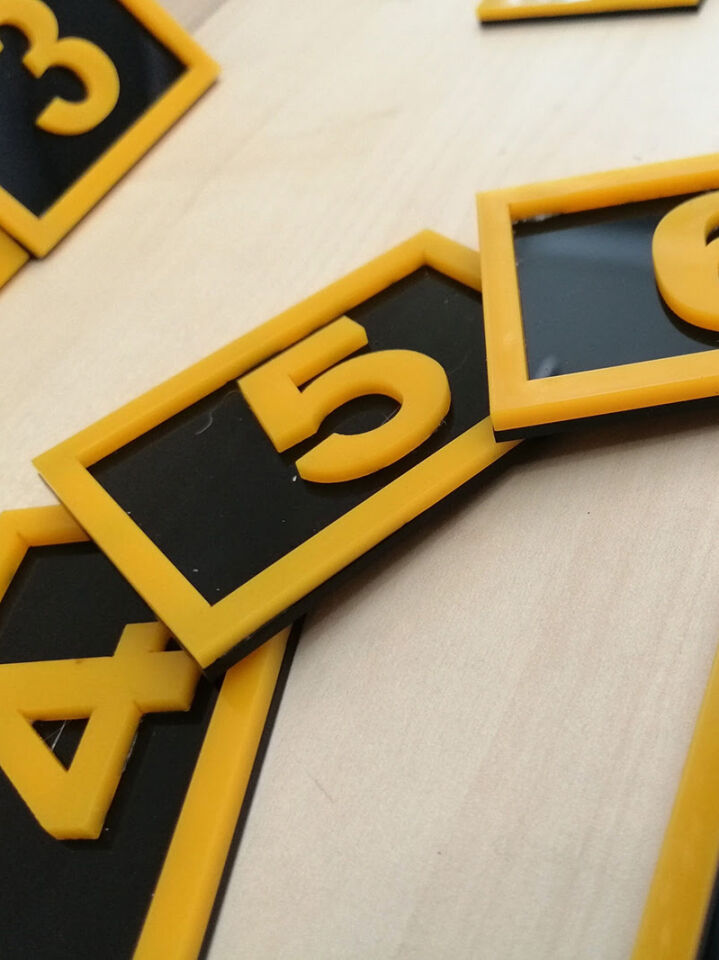 PEÇETELİK NO 5x5CM (15 Lİ PAKET) SİYAH-SARI (7915) 7xMasa Numaraları Peçetelik Numaraları Yapışkanlı Sayılar Pleksi Numeratör Yapışkanlı Sayılar