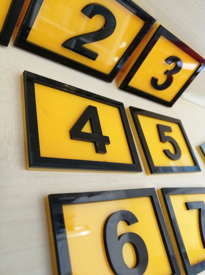 PEÇETELİK NO 5x5CM (15 Lİ PAKET) SARI-SİYAH (8015) Masa Numaraları Peçetelik Numaraları Yapışkanlı Sayılar Pleksi Numeratör Yapışkanlı Sayılar