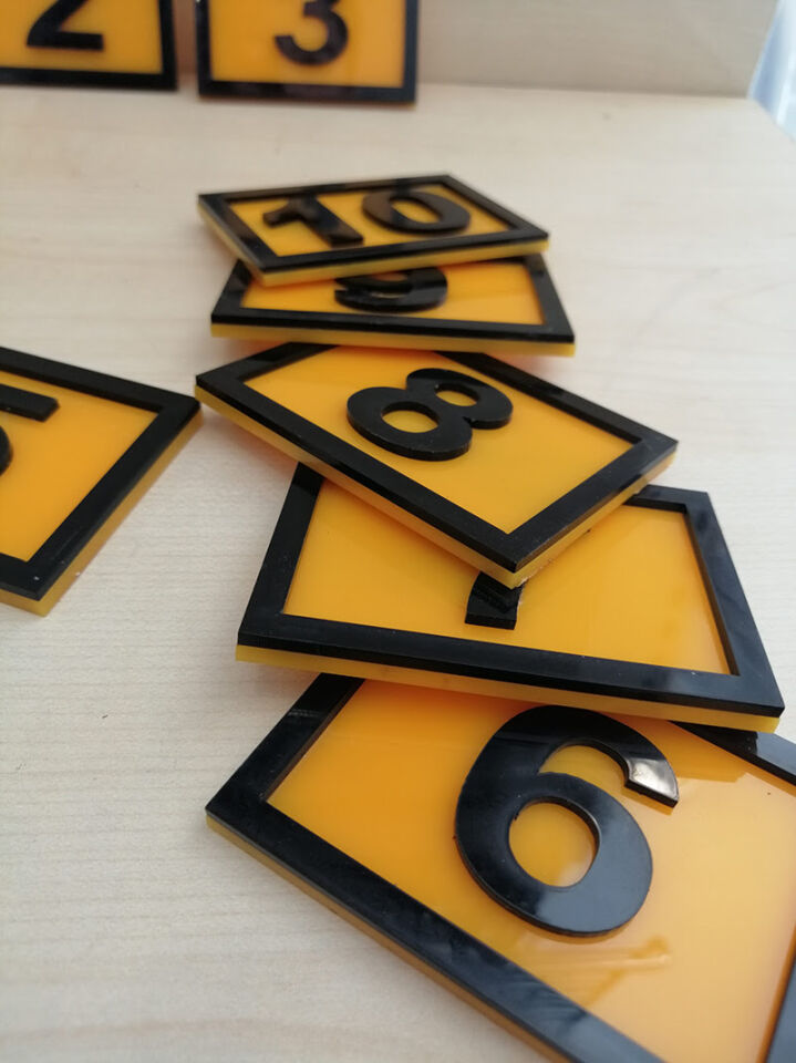 PEÇETELİK NO( 7x5CM 10 LU PAKET) SARI-SİYAH (8010) Masa Numaraları Peçetelik Numaraları Yapışkanlı Sayılar Pleksi Numeratör Yapışkanlı Sayılar