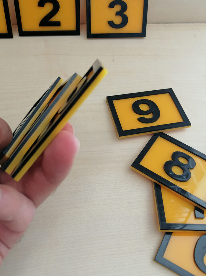 PEÇETELİK NO( 7x5CM 10 LU PAKET) SARI-SİYAH (8010) Masa Numaraları Peçetelik Numaraları Yapışkanlı Sayılar Pleksi Numeratör Yapışkanlı Sayılar