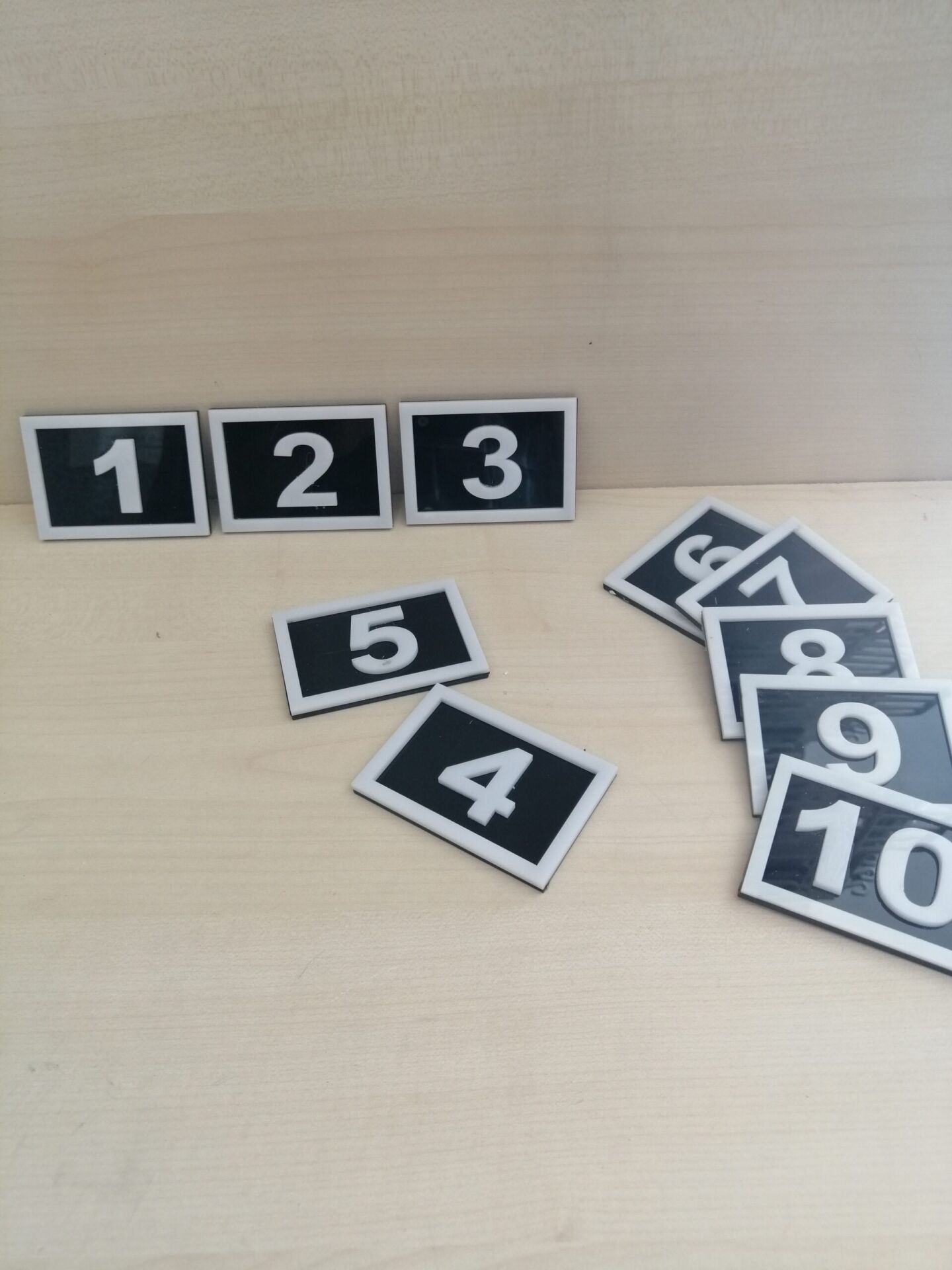 PEÇETELİK NO 7x5CM (10 LU PAKET) SİYAH-BEYAZ (77-10) Masa Numaraları Peçetelik Numaraları Yapışkanlı Sayılar Pleksi Numeratör Yapışkanlı Sayılar