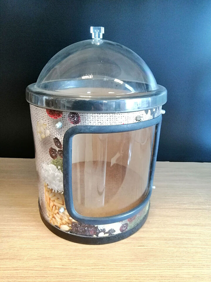 BİDON BAHARAT TAM PENCERELİ ÇAP 25CM H:25CM (Kapak Dahil Değildir) Özel Bidon Kraft Malzeme Nefes Alabilen Teşhir Depolama Baharat Kovası Bidonu