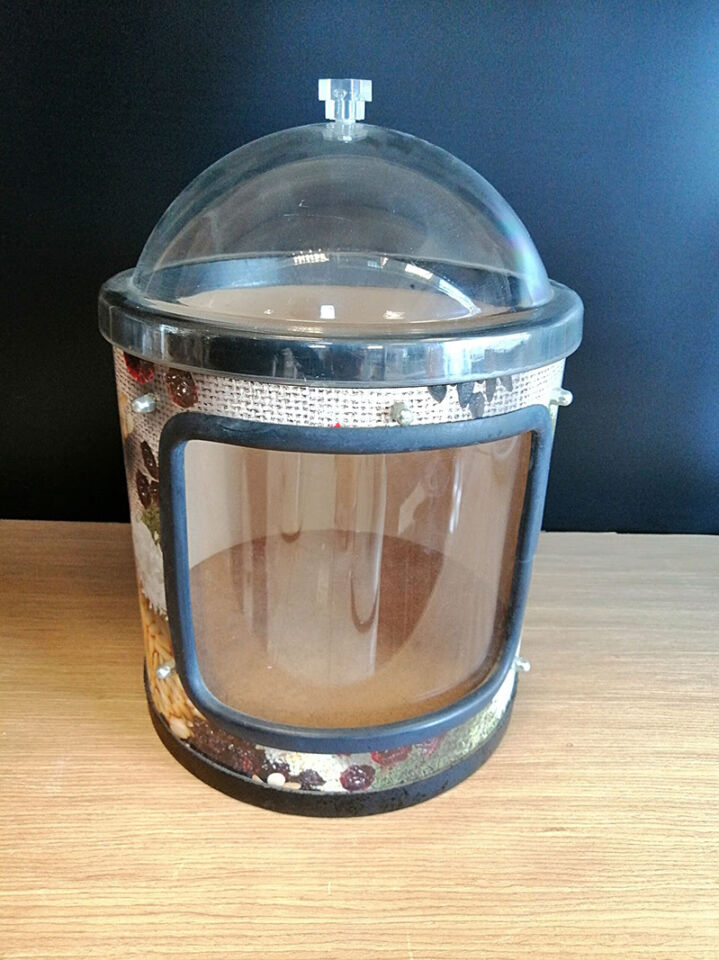 BİDON BAHARAT TAM PENCERELİ ÇAP 25CM H:25CM (Kapak Dahil Değildir) Özel Bidon Kraft Malzeme Nefes Alabilen Teşhir Depolama Baharat Kovası Bidonu