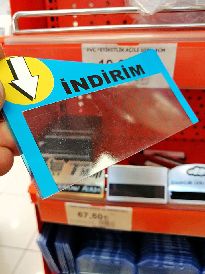 KULAKÇIK GEÇME PLASTİK KIRMIZI RENK İNDİRİM YAZILI Raf Önü İkaz Etiketi Fiyat Etiketliği Uyarı Etiketi Bilgilendirme Etiketi
