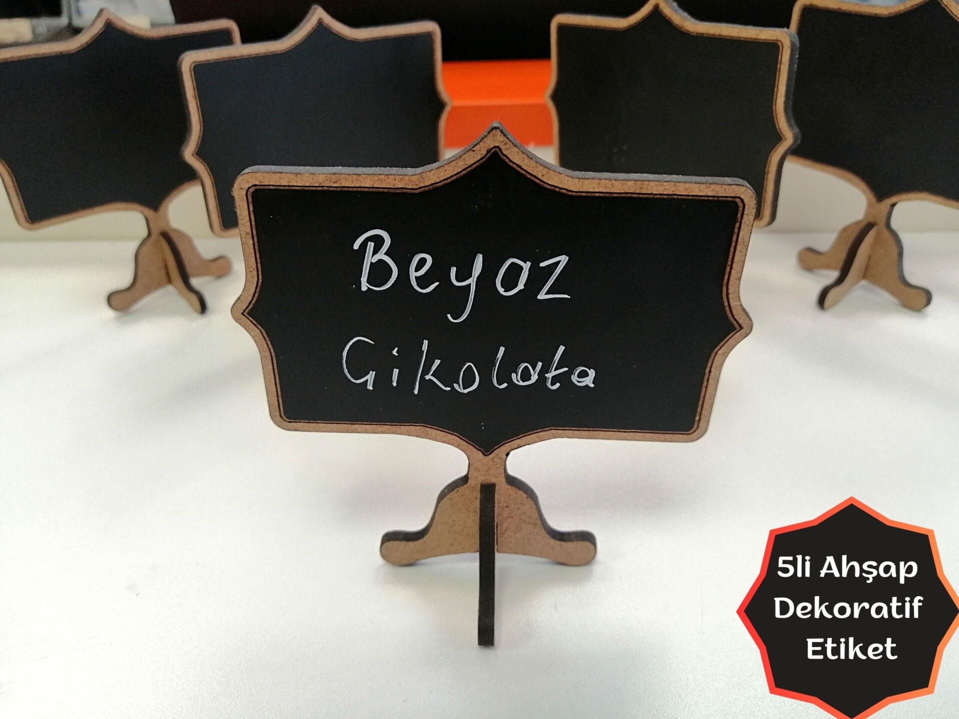 KARA TAHTA (8cm x H:5cm) AYAKLI (3 cm) MİHRACE 2 KALIN KENARLI Silinebilir Dekoratif Etiket ve Etiketlik PVC Siyah Etiket
