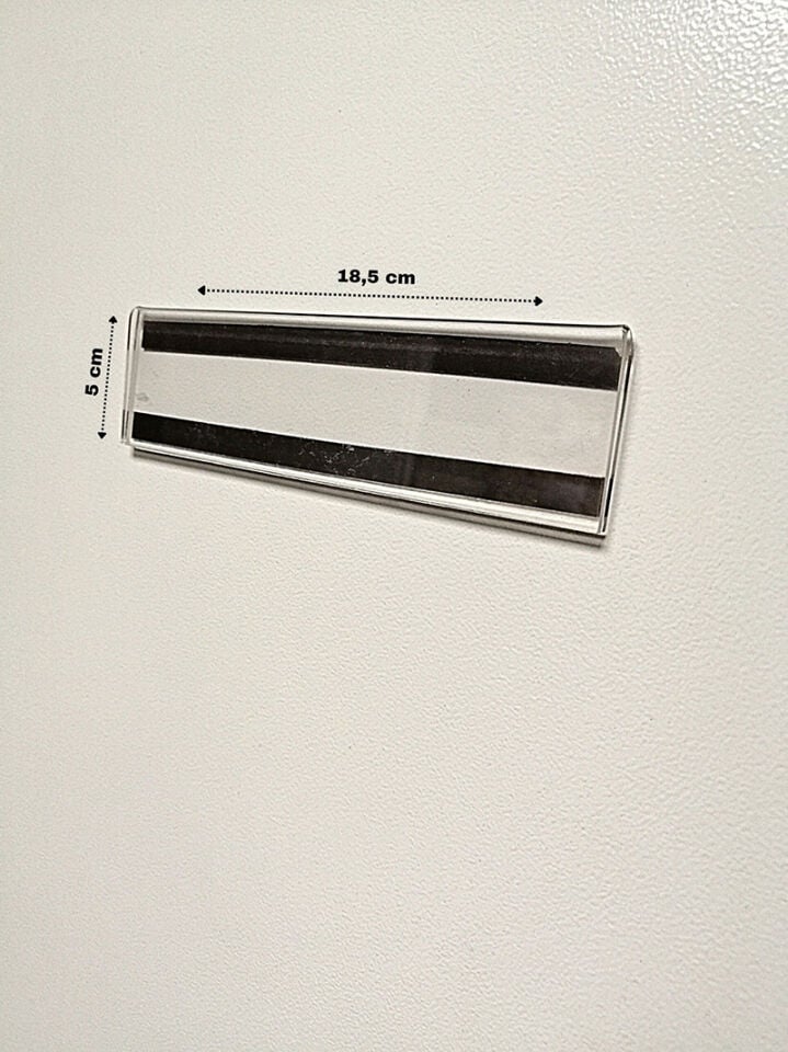 PLEKSİ ETİKETLİK YAN MIKNATISLI (18,5cm x H:5cm)