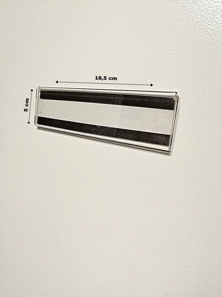 PLEKSİ ETİKETLİK YAN MIKNATISLI (18,5cm x H:5cm)