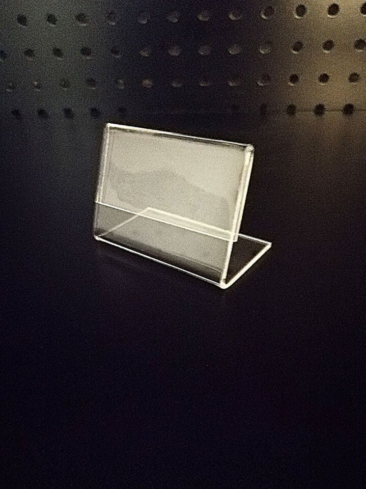 PLEKSİ ETİKETLİK YAN ARKAYA AÇILI (6cm x H:4,5cm)
