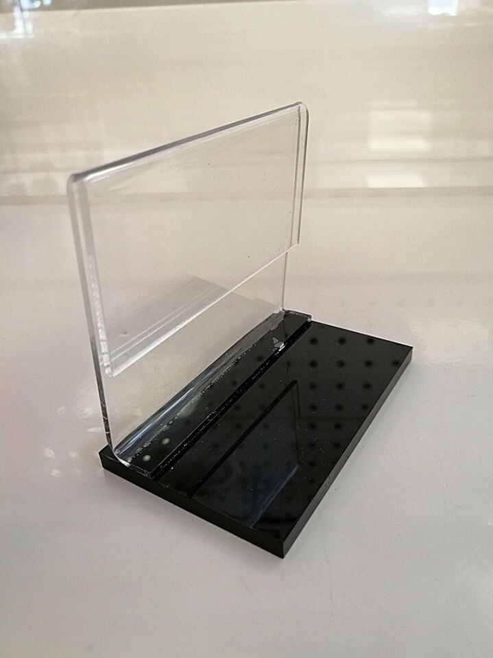 PLEKSİ ETİKETLİK DİK ARKAYA AÇILI-SİYAH (7cm x H:11cm)