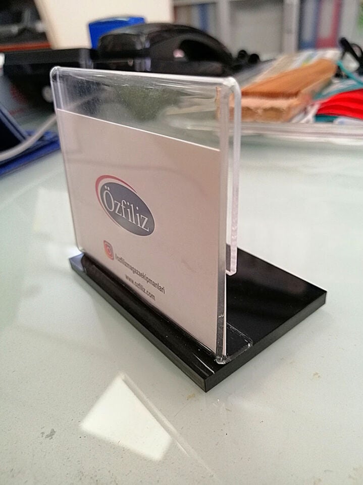PLEKSİ ETİKETLİK DİK ARKAYA AÇILI-SİYAH (7cm x H:11cm)