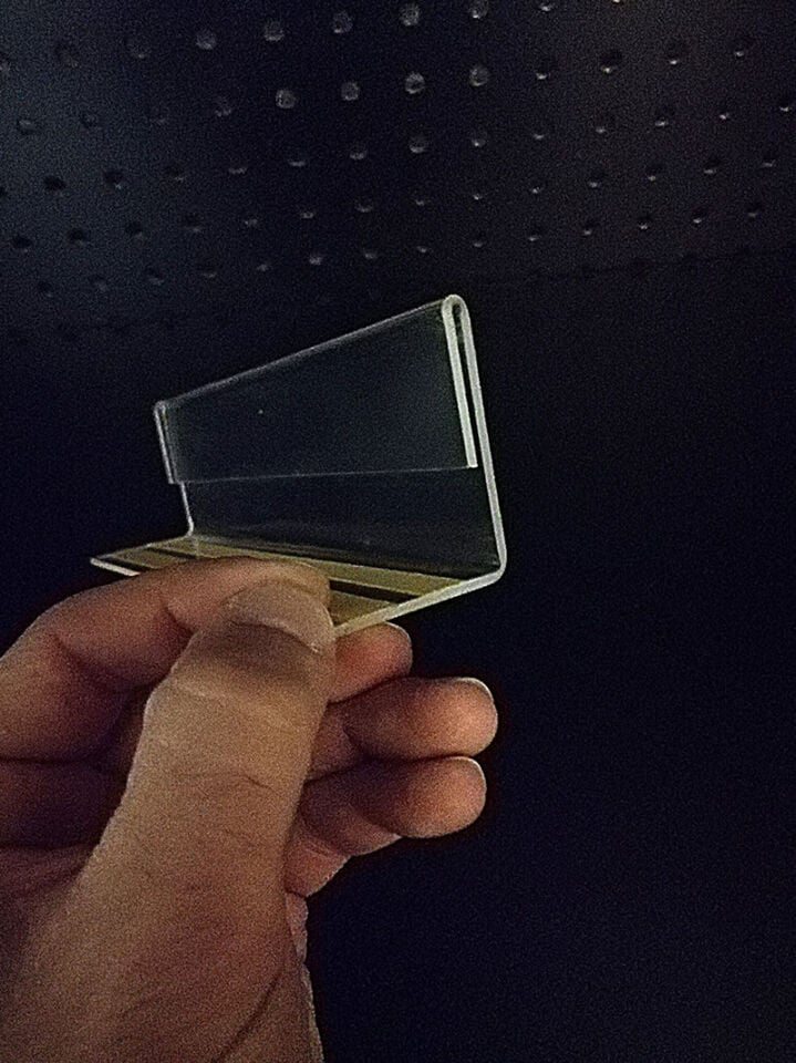 PLEKSİ ETİKETLİK RAF ÖNÜ  DİK YAPIŞKANLI (20cm x H:5,5cm)