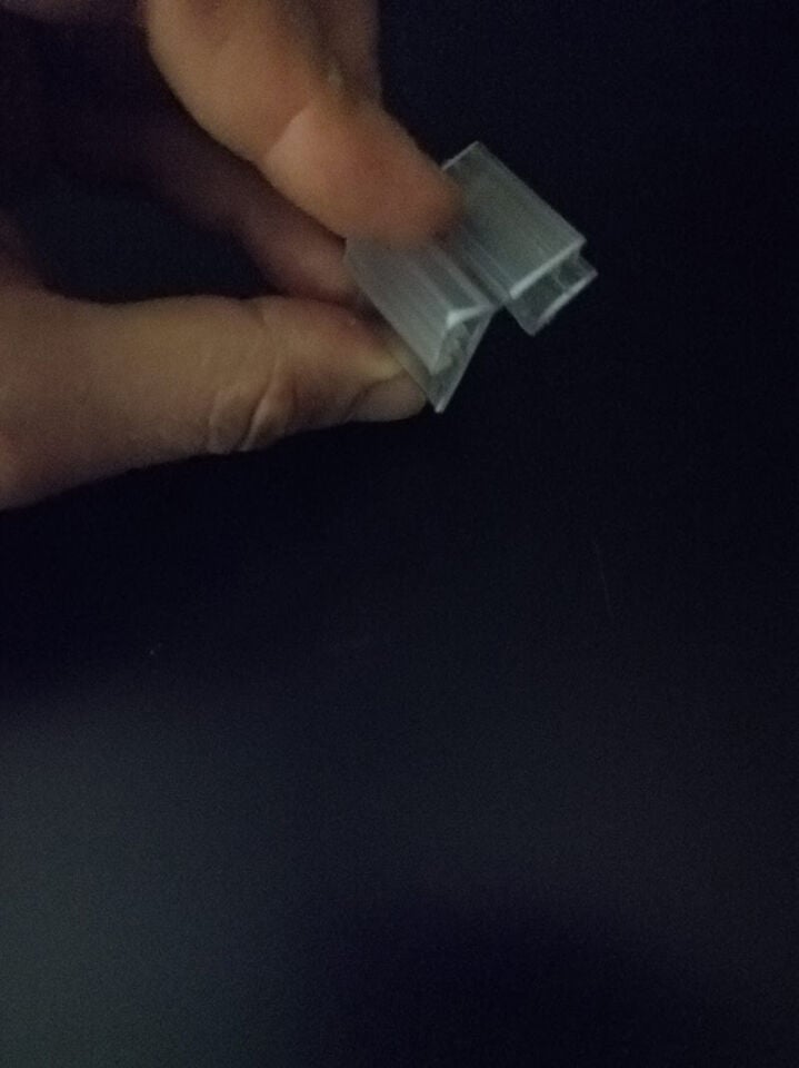 PVC KISKAÇ HAREKETLİ 6MM CAMA GEÇME ETİKETLİK