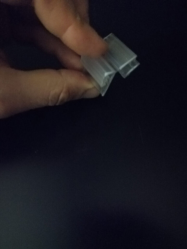 PVC KISKAÇ HAREKETLİ 6MM CAMA GEÇME ETİKETLİK