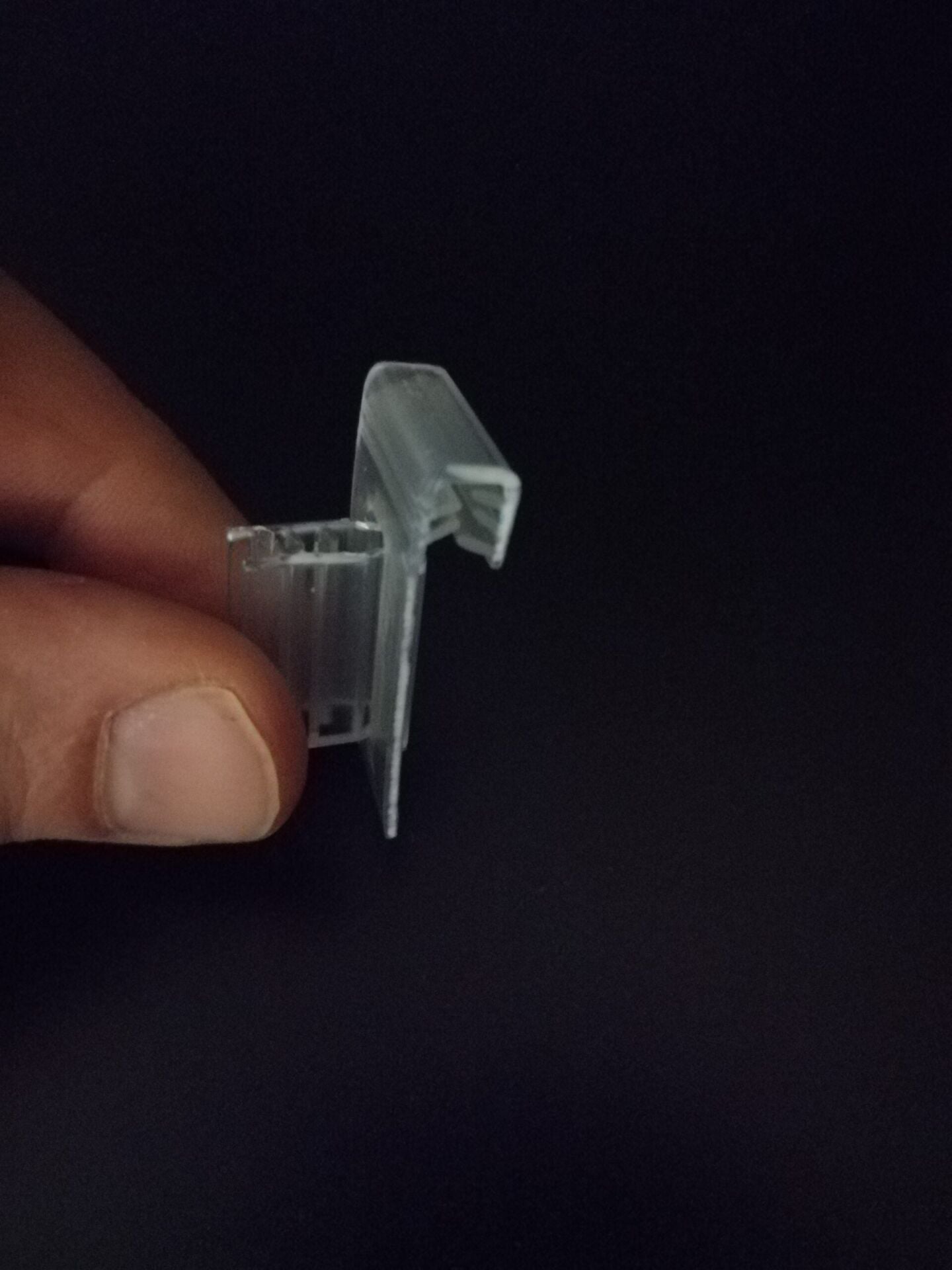 PVC KISKAÇ DİK( RAF PROFİLİNE GEÇME) ETİKETLİK