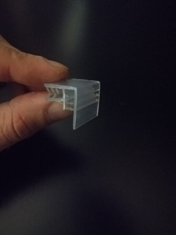 PVC KISKAÇ ETİKET TUTUCU 4MM CAMA GEÇME