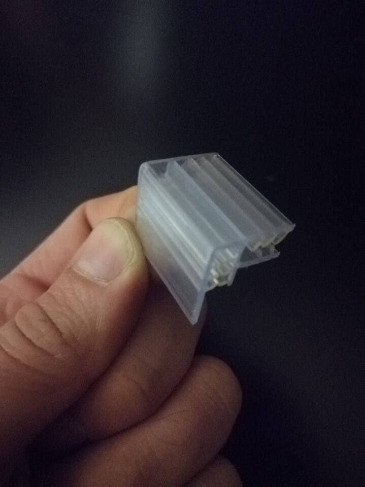 PVC KISKAÇ ETİKET TUTUCU 4MM CAMA GEÇME