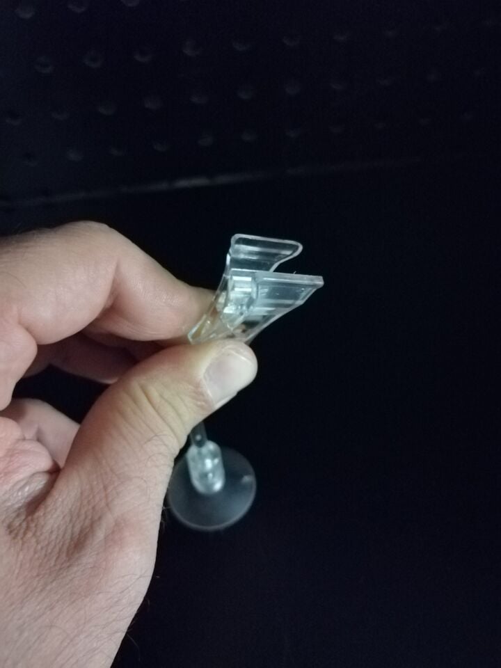 ŞEFFAF VANTUZLU KÜÇÜK MANDAL 50MM ÇUBUKLU ETİKETLİK vantuzlu mandallı fiyat etiketliği, vantuzlu ve mandallı fiyat etiketi tutucu , fiyat etiketi tutucu, mandallı vantuzlu fiyat etiketliği